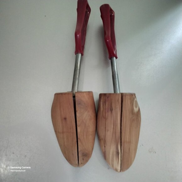 Vintage Two Adjustable Florsheim Woodard Cedar Shoe Trees Protects Leather GUC - Picture 1 of 2